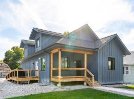 Flathead Lake at Riverside Park Steps to Main St, Boat Rentals & Entertainment，波爾森的飯店