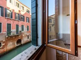 Just Urban Stays - 3-BR Canal View Apartment - 9 Min Piazza San Marco