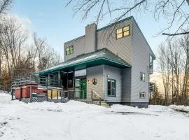 11 Mi to Sugarbush Eclectic Ski House with Hot Tub!