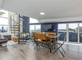 DO with AC 3 Suites Waterfront Marina Home
