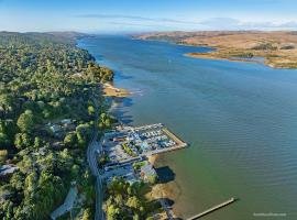 Tomales Bay Lodge and Marina Inc, hotel di Inverness