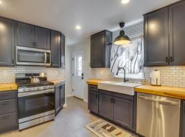 Charming Retreat in Charlottesville with Deck!, hotel v destinaci Charlottesville