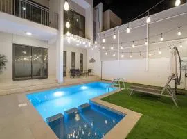 Stunning Private Pool 4 Bedroom House - Damac Hills 2 Dubai Land、ドバイの別荘