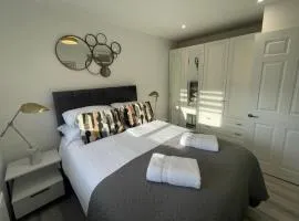 Aisiki Living at Hayes, 3-Bedroom, Pet-Friendly House with Garden, Single or Double Beds, with Free WiFi and Parking Space