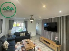 Aisiki Living at Hayes, 3-Bedroom, Pet-Friendly House with Garden, Single or Double Beds, with Free Wi-Fi & Parking Space