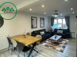 Aisiki Living at Hayes, 3-Bedroom, Pet-Friendly House with Garden, Single or Double Beds, with Free Wi-Fi & Parking Space