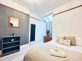 Lovey 6 Bed House Uplands Swansea - Perfect for Families and Contractors