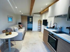 Cosy Studio Fréjus Centre Historique, шале в Фрежюсе