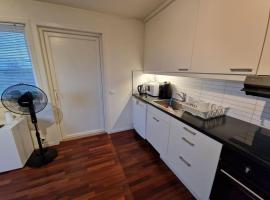 Lovely 2 bedroom apartment with free parking, hotel Gjerdrum városában
