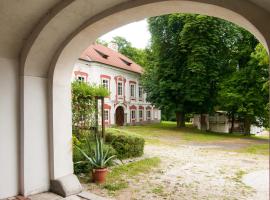 HolidayPark Mlázovy – hotel w mieście Kolinec