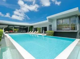 Luxurious 5BR Villa Mayacol with 17m Long Pool, NaiHarn