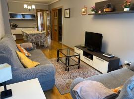 Piso céntrico con plaza de garaje, hotel in Ponferrada