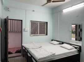 Fulgulab Lawns and Home Stay，位于Junnar的酒店