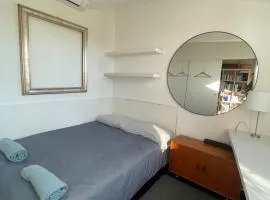 Piccola accogliente e luminosa camera in appartamento condiviso con bagno privato e terrazza vista mare