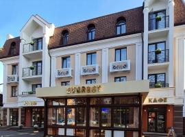 EVEREST Готель, hotel dengan parkir di Poltava