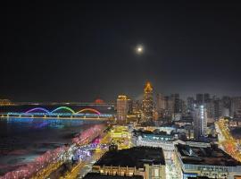 比邻中央大街江景公寓 楼下松花江 索道 地铁 防洪纪念塔, hotel s parkováním v destinaci Charbin
