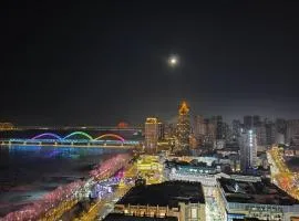比邻中央大街江景公寓 楼下松花江 索道 地铁 防洪纪念塔