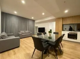 Luxury 3 BR Apt with Pool-Gym-Sauna-Steam Room
