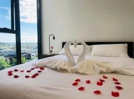 Modern 2 Bedroom Apartment - Adelaide CBD