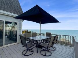 Scenic Gem: Waterfront View, Beach Access โรงแรมในWading River
