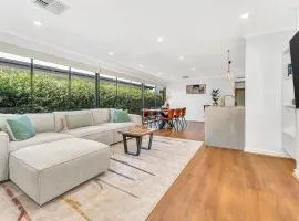 Redbrick Retreat - Generous Coastal Escape