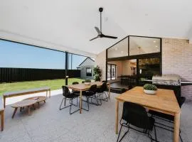 Mudgee House - Grand Serenity for Gather & Play