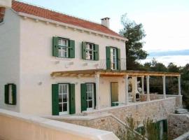 Villa Convalaria, hotel in Sutivan