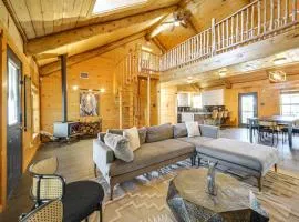 5 Mi to Dtwn Dripping Springs Cabin with Jacuzzi!