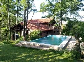 Casa completa con piscina y quincho en Ascochinga, 4 habitaciones, zona golf