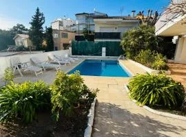 Exclusiva casa con vistas despejadas al mar y piscina privada