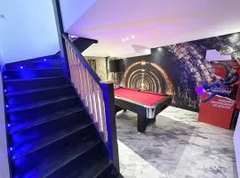 The Secret Agent Apartment - Brought to you by Coastline Retreats - Brand New - 2 mins walk to Beach - Childrens play den - Pool Table - Time Crisis Arcade Machine