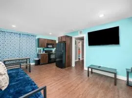 Chic 1BR Stay with King Bed and Free Park