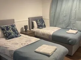 Family Friendly Haven I Long Stays I 3BDR I WiFi I Parking