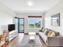 Charming Modern Retreat with Scenic View - Burnside