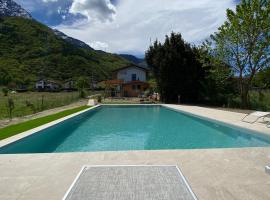 Villa Carlotta Rossa - Holiday Home with garden and pool, ξενοδοχείο σε Colico
