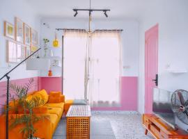 Roemah Renjana Oasis - Aesthetic Villa with Pool, Hotel in Jarakan