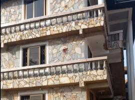 Exclusive-View Lodge, hotel amb aparcament a Akropong