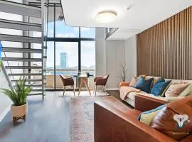 KozyGuru | Darling Harbor | 200° View Stylish Loft