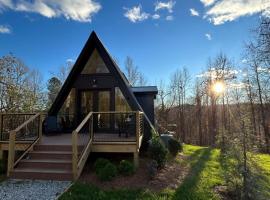 The Coop NEW A-frame Hot Tub, Fire Pit, Loft, hotel di Flat Rock