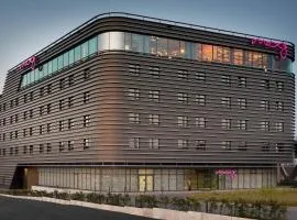 Moxy Cologne Bonn Airport、にあるケルン・ボン空港 - CGNの周辺ホテル