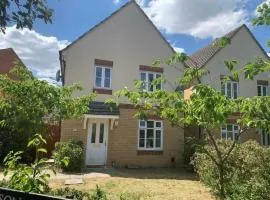 Oxford four-Bedrooms detached house with driveway parking
