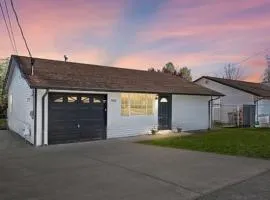 One bedroom with shared bathroom at Jellys Cozy Home