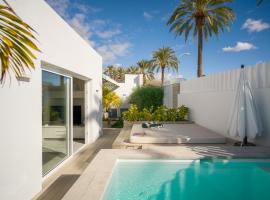 Porto Mare 42 with heated pool on the Front Line by CanaryScape, hotel en Pasito Blanco
