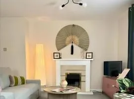 Central (yet tranquil) modern apartment with free Parking. Located in York's historical building