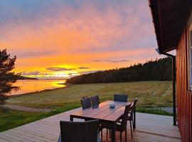 Strandstua Solbakken Feriehus, hotel v destinaci Fevåg