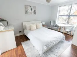 Beautiful en-suite room in a house with free on-street parking!