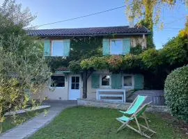 La Petite Maison, jardin et jacuzzi, proche de Lyon