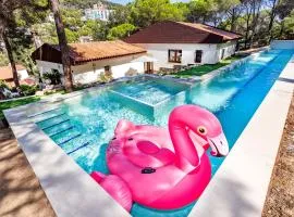 Luxury private Villa 25m Pool, Gym, 200m to Beach
