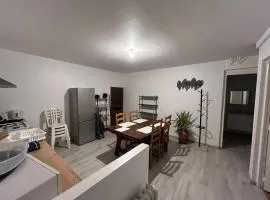 Logement sous maison habitée en face de la foret petite cour
