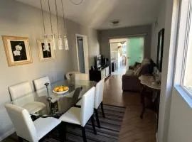 Apartamento 2 quartos com ar-condicionado, sacada com churrasqueira no centro